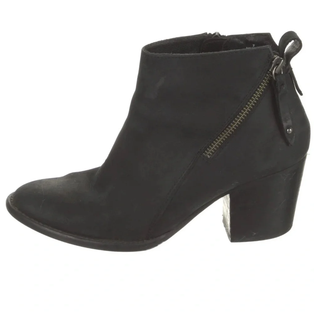BLONDO BLACK NUBUCK SUEDE ASYMMETRICAL ZIPPER HEELED ANKLE BOOTIES SIZE 9